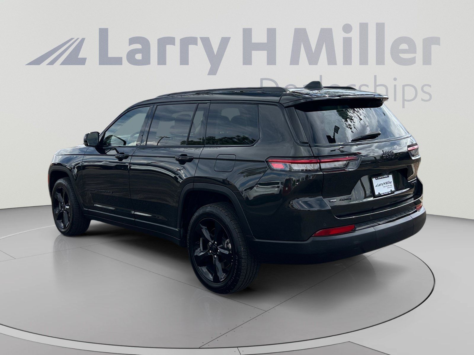 Used 2022 Jeep Grand Cherokee L Limited w/ Black Appearance Package AWD/4WD image 3