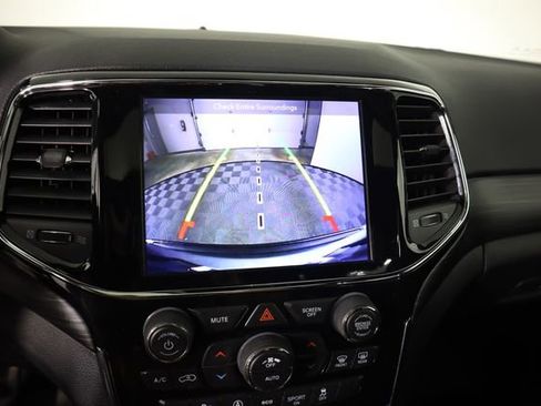 Used 2019 Jeep Grand Cherokee Laredo AWD/4WD image 54