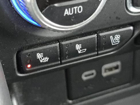 Used 2023 GMC Yukon XL SLT image 13