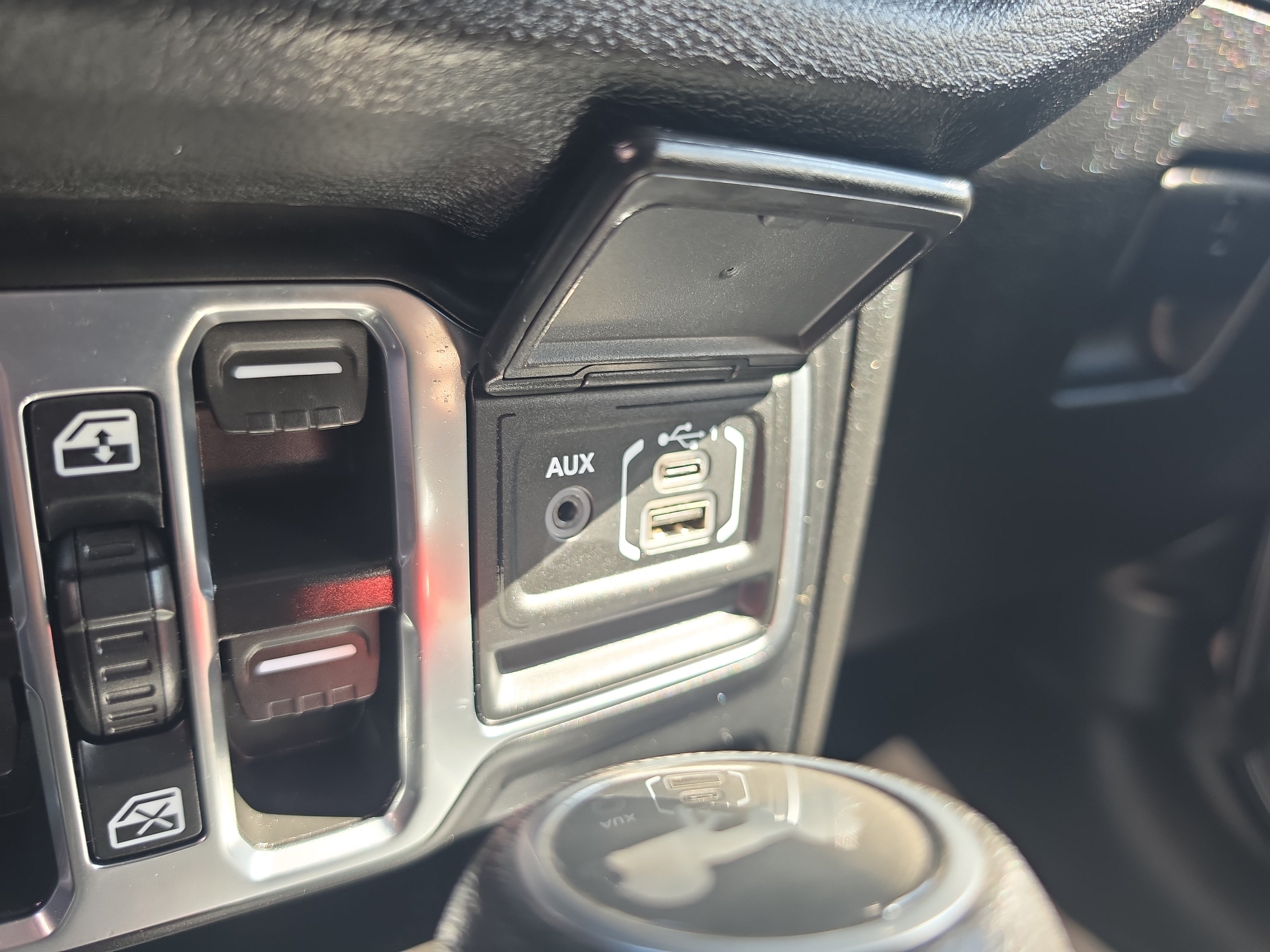 Used 2024 Jeep Wrangler Unlimited w/ Convenience Group AWD/4WD image 35