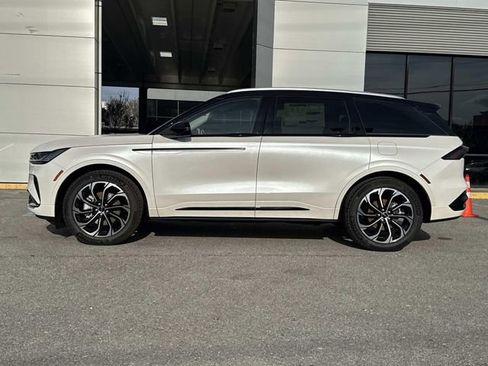 New 2026 Lincoln Nautilus Reserve image 6