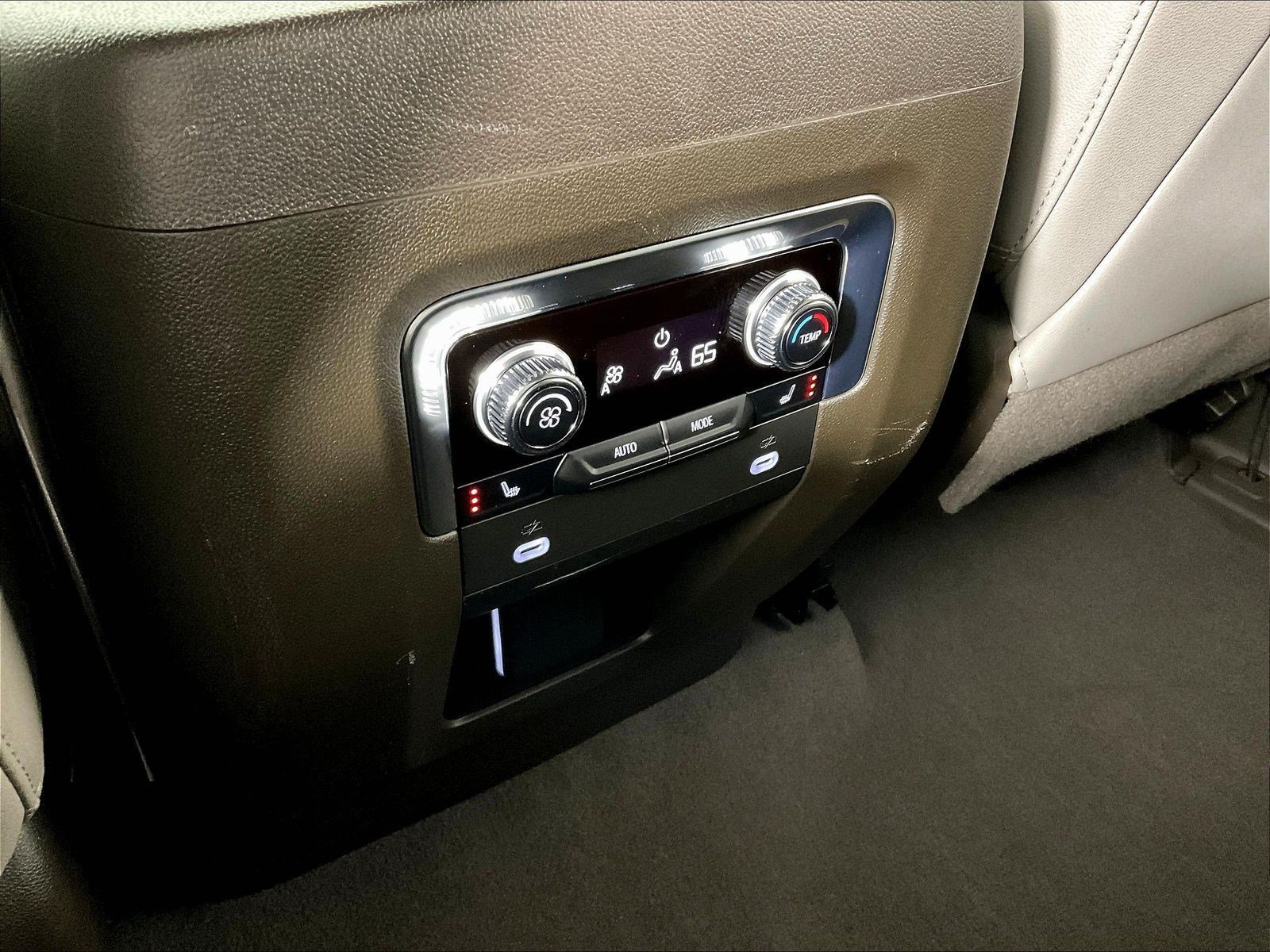 Used 2023 GMC Yukon XL SLT w/ SLT Premium Package AWD/4WD image 10