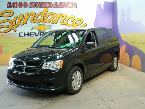 Used 2018 Dodge Grand Caravan SE w/ UConnect Hands-Free Group image 2