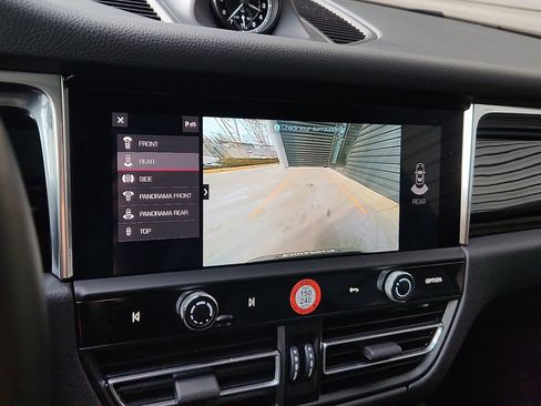 Certified 2025 Porsche Macan image 17