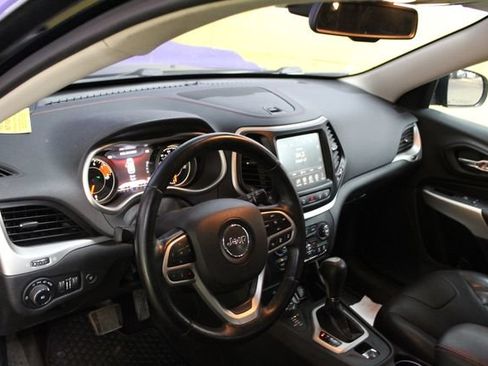 Used 2017 Jeep Cherokee Trailhawk AWD/4WD image 14