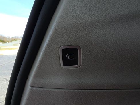 Used 2023 Chrysler Pacifica Touring-L image 32