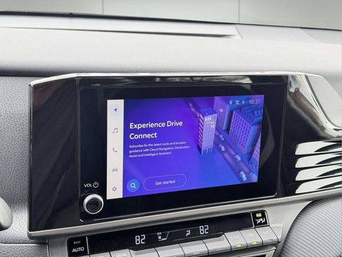 Used 2025 Toyota Camry SE image 3