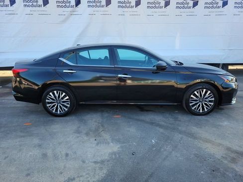 Used 2025 Nissan Altima 2.5 SV FWD image 4