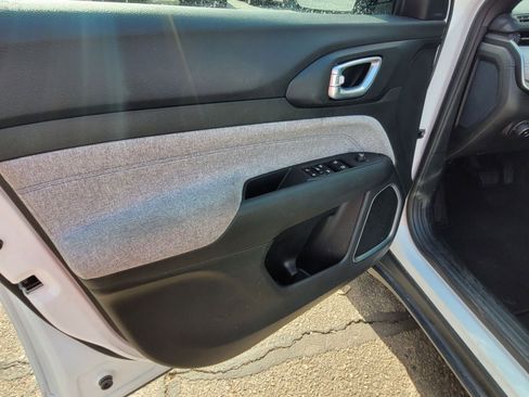 Used 2023 Jeep Compass Latitude image 11