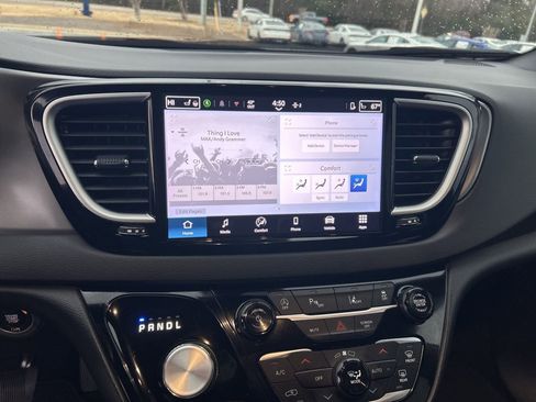 Used 2025 Chrysler Pacifica Select image 22