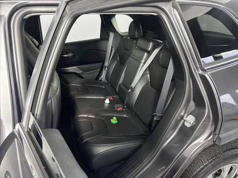 Used 2019 Jeep Cherokee Latitude Plus FWD image 20
