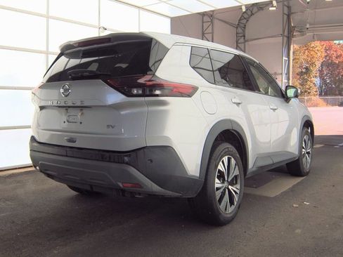 Used 2021 Nissan Rogue SV image 2