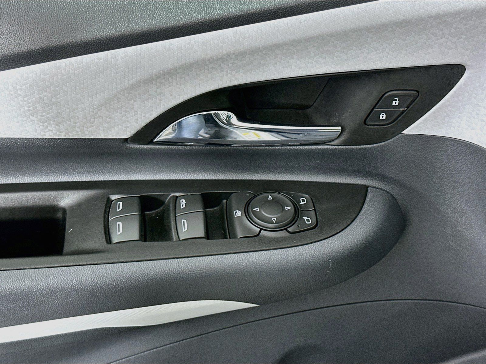 Used 2019 Chevrolet Bolt Premier w/ Infotainment Package FWD image 18