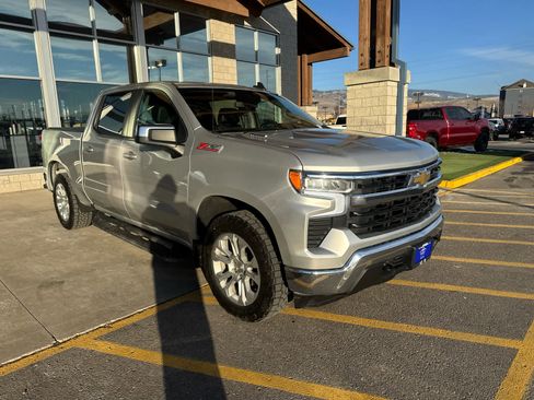 Used 2022 Chevrolet Silverado 1500 LT w/ Z71 Off-Road Package image 3