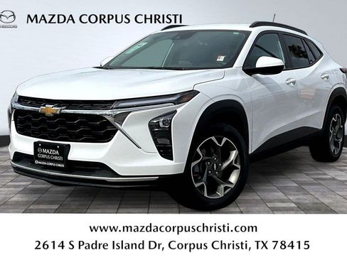 Used 2025 Chevrolet Trax LT FWD image 1