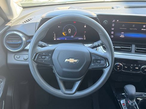 Used 2025 Chevrolet Trax LT FWD image 28