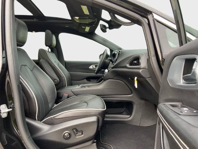 Used 2026 Chrysler Pacifica Limited FWD image 18