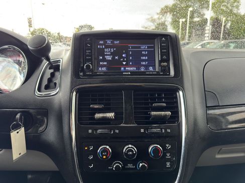 Used 2019 Dodge Grand Caravan SE FWD image 23