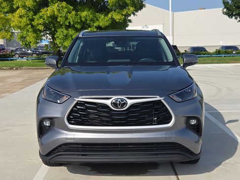 Used 2025 Toyota Highlander XLE FWD image 10