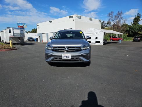 Certified 2022 Volkswagen Tiguan SE image 2