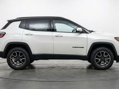 Used 2025 Jeep Compass Trailhawk image 11