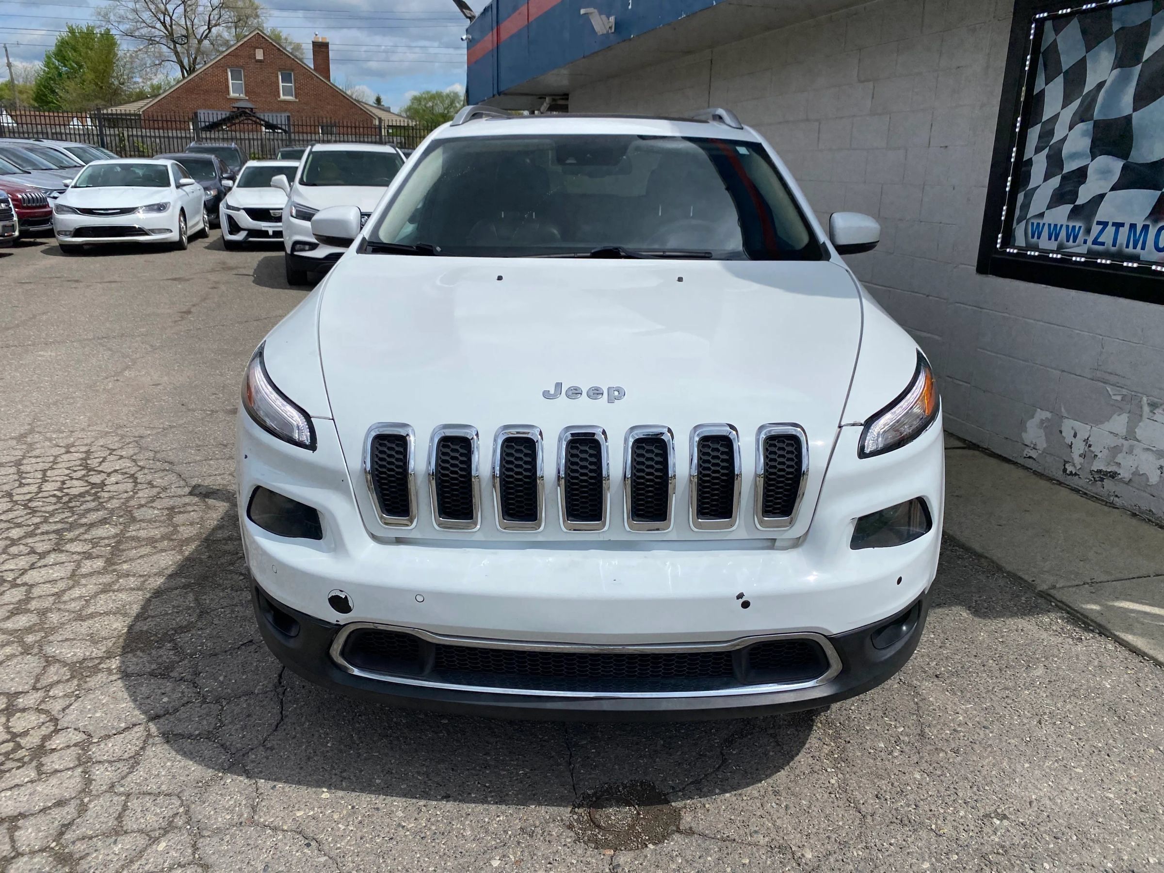 Used 2015 Jeep Cherokee Limited w/ Luxury Group AWD/4WD image 5