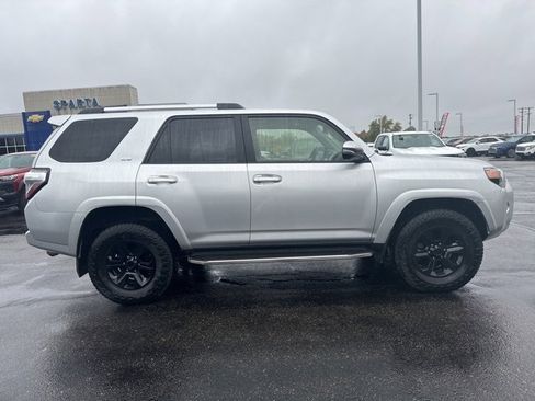 Used 2020 Toyota 4Runner SR5 Premium image 2