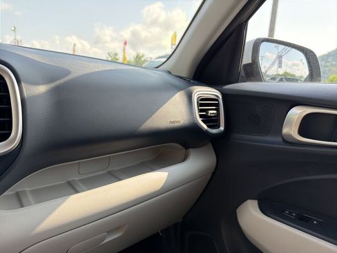 Used 2025 Hyundai Venue Limited FWD image 27