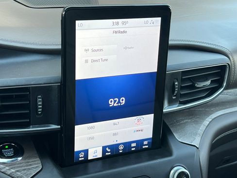 Used 2020 Ford Explorer Platinum w/ Premium Technology Package image 19