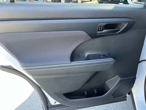 Used 2023 Toyota Highlander LE image 17