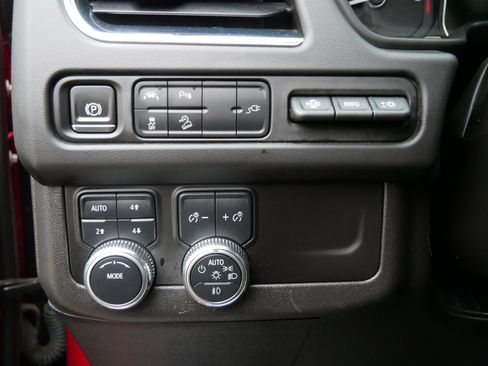 Used 2021 GMC Yukon XL AT4 w/ Rear Media and Nav Package AWD/4WD image 17
