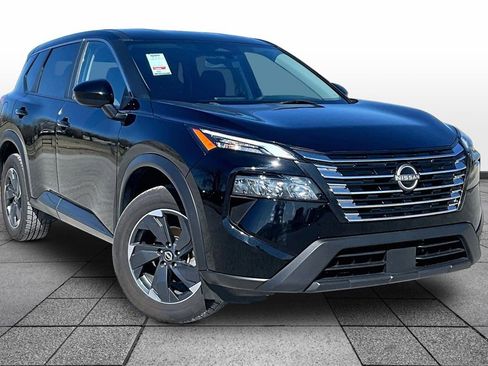 Used 2024 Nissan Rogue SV image 2