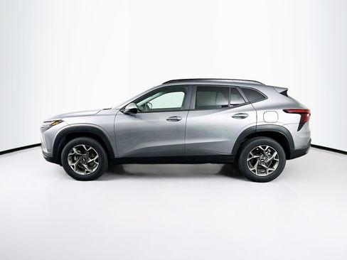 Used 2025 Chevrolet Trax LT w/ LT Convenience Package FWD image 4