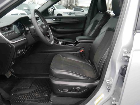 Used 2023 Jeep Grand Cherokee L Laredo image 26