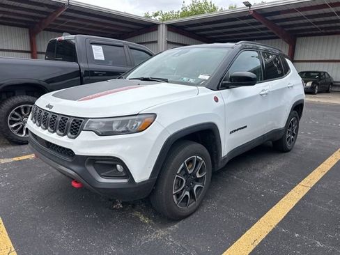 Used 2025 Jeep Compass Trailhawk AWD/4WD image 17
