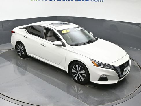 Used 2022 Nissan Altima 2.5 SV w/ SV Premium Package image 3