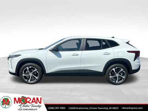Used 2025 Chevrolet Trax RS w/ Driver Confidence Package FWD image 3