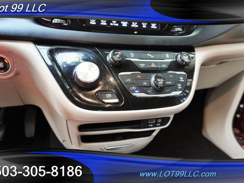 Used 2017 Chrysler Pacifica Touring-L FWD image 22
