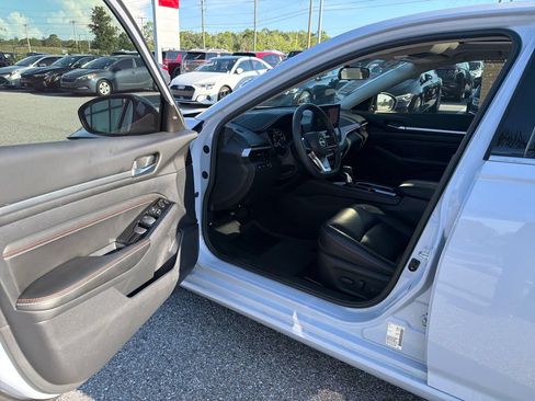 Used 2023 Nissan Altima 2.5 SR w/ SR Premium Package FWD image 19