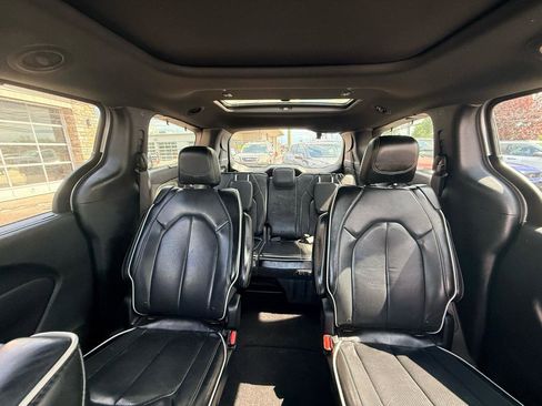 Used 2018 Chrysler Pacifica Limited w/ S Appearance Package FWD image 17