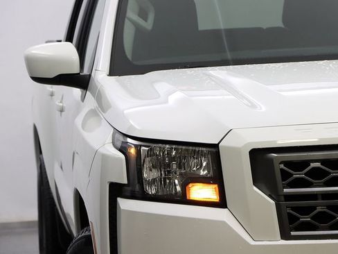Used 2023 Nissan Frontier SV w/ Technology Package RWD image 3