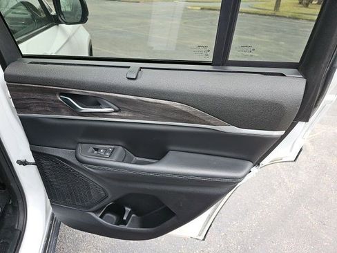 Used 2023 Jeep Grand Cherokee Limited w/ Luxury Tech Group II image 16