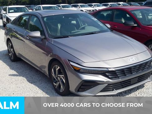 Used 2025 Hyundai Elantra SEL FWD image 2