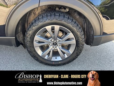 Used 2022 Ford Explorer XLT w/ Equipment Group 202A AWD/4WD image 17