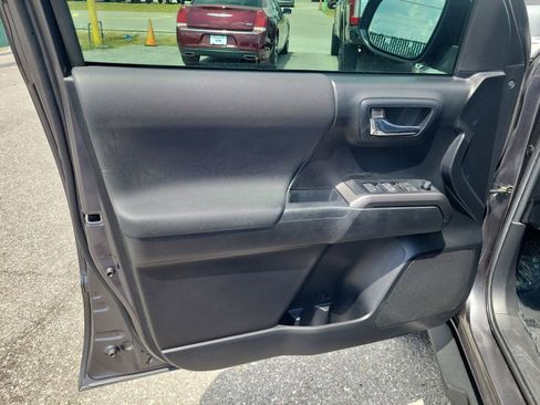 Used 2022 Toyota Tacoma TRD Sport w/ Technology Package RWD image 18
