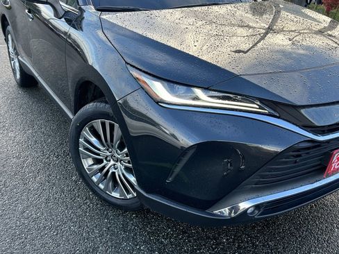 Used 2023 Toyota Venza Limited image 2