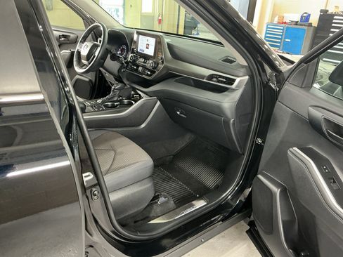 Used 2023 Toyota Highlander LE AWD/4WD image 17