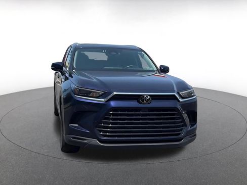 Used 2025 Toyota Grand Highlander FWD image 2