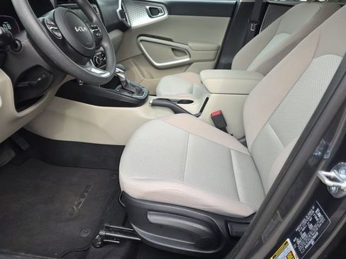Certified 2025 Kia Soul LX w/ LX Technology Package FWD image 18