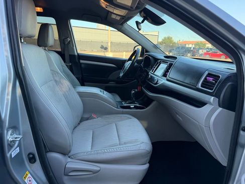 Used 2017 Toyota Highlander LE image 19